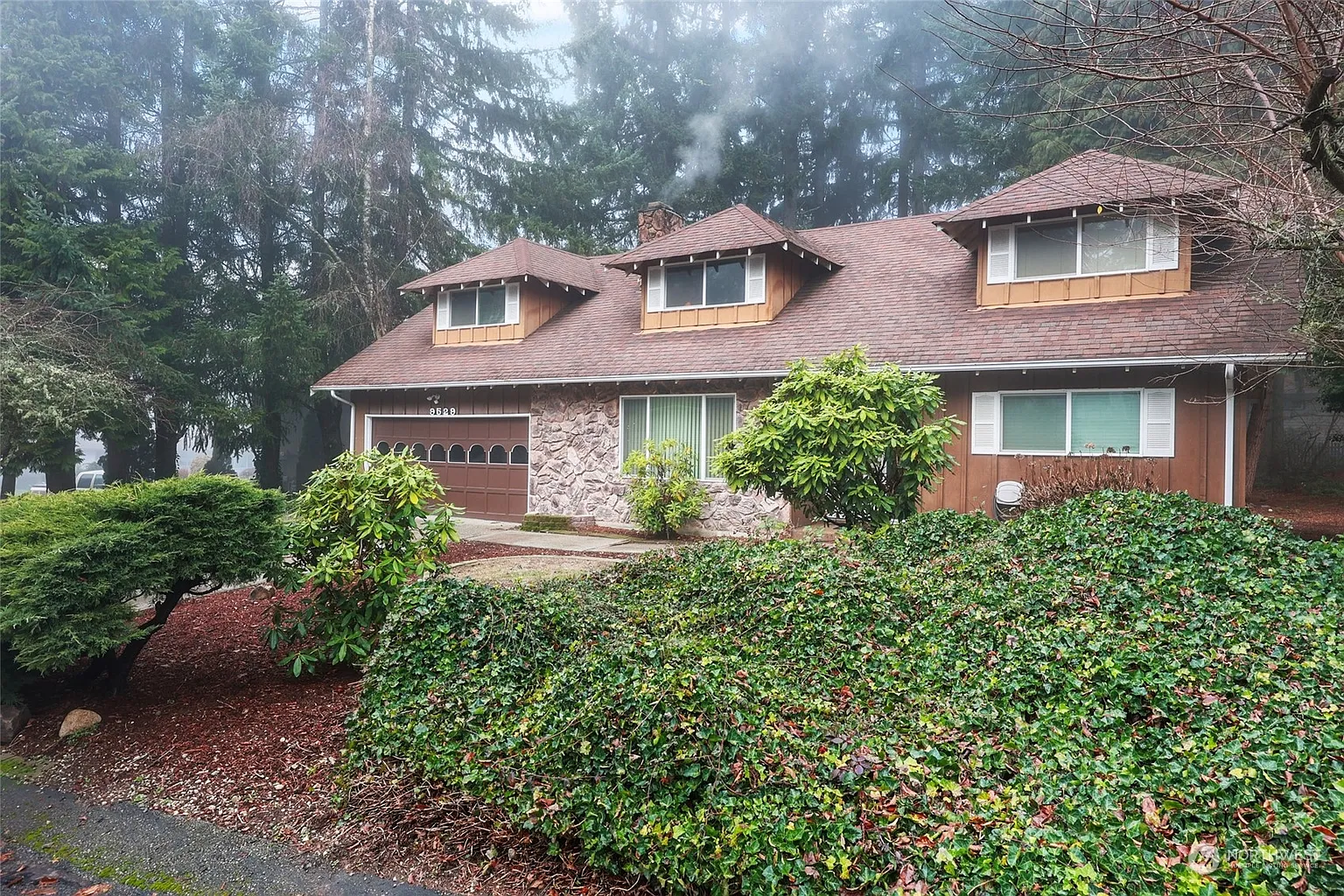 9529 51 Street W photo 1