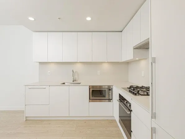 2181 Madison Ave #3010, Burnaby, BC V5C 0N4