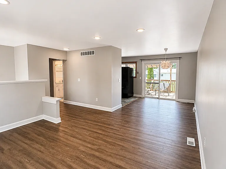 1431 Meadow Dr — Photo 4