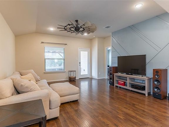 5th image of 2825 Gilchrist Dr