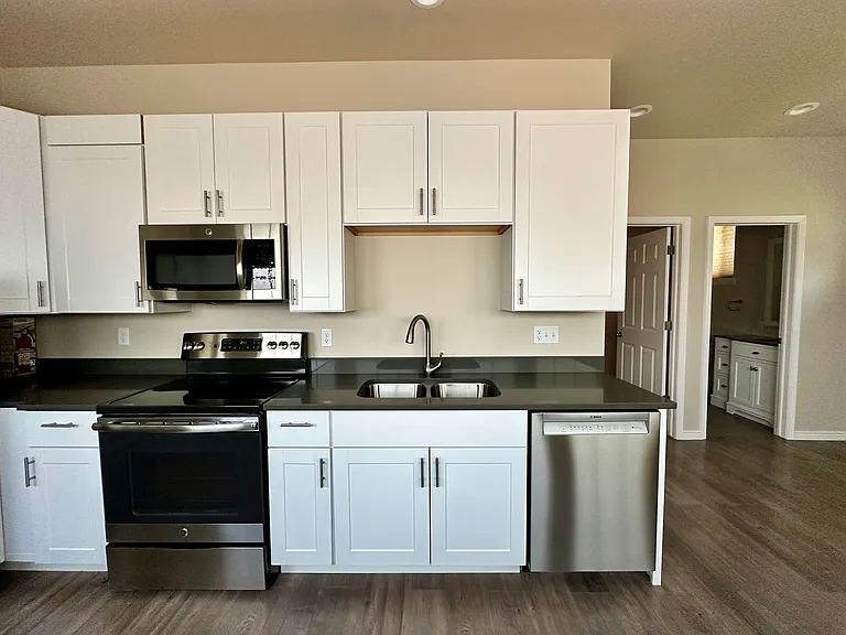 3590 Endicott Dr #B — Photo 5