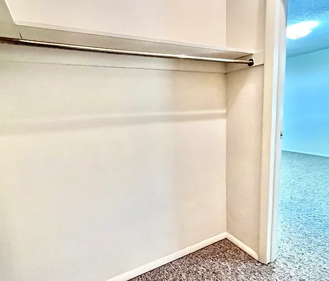 Oak Manor Dr — Photo 16