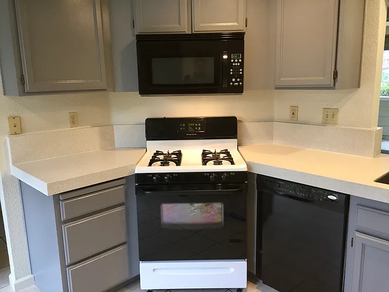 Kitchen w/ range/stove