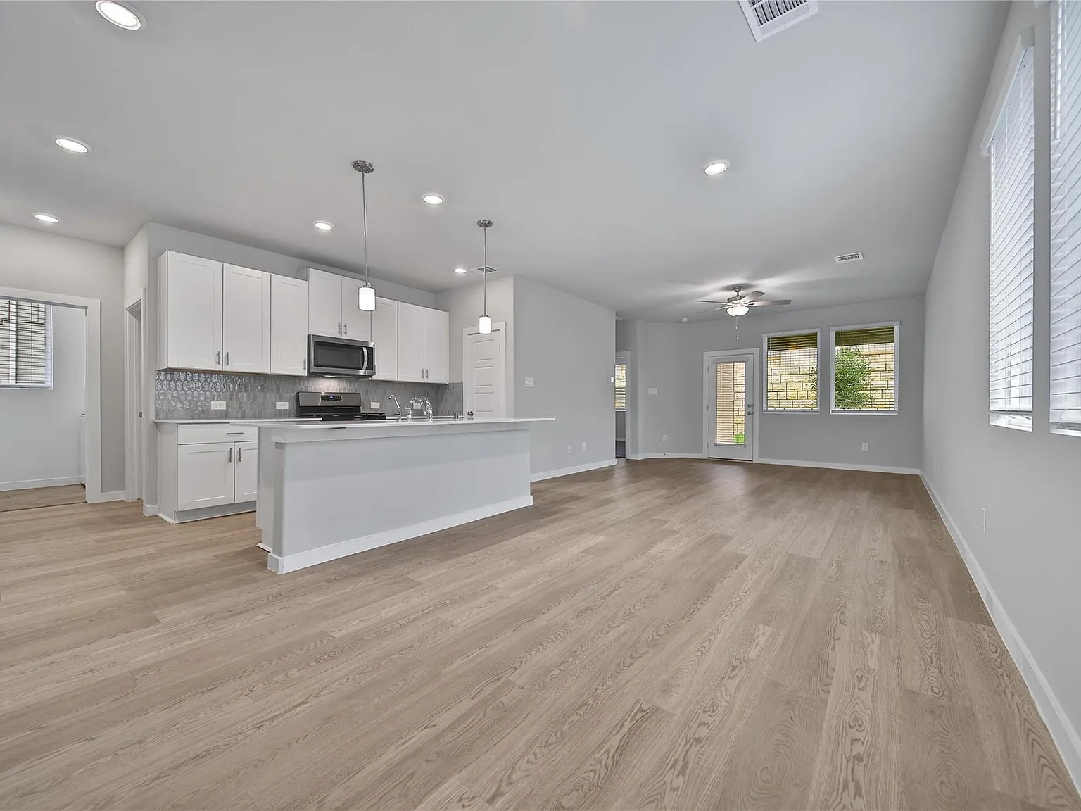 3 bed, 2.0 bath, 1414 sqft, $1,950 — Photo 3