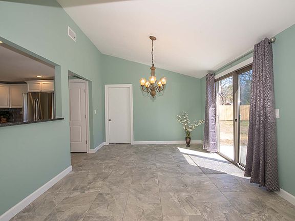 4th image of 19 Crooked Pine Dr