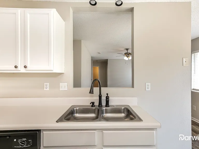 704 Sunmeadow Dr — Photo 4