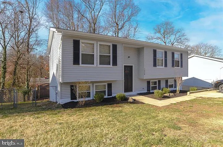 5 bed, 3.0 bath, 1028 sqft, $3,700 — Photo 2