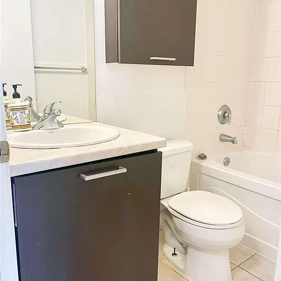 37 Grosvenor St #608 — Photo 10
