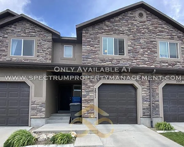 3 bed, 2.5 bath, 1974 sqft, $1,650 — Photo 1