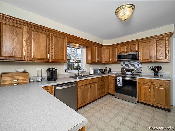 4th image of 2103 Sarah Creek Ln