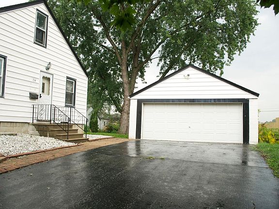 3rd image of 214 SE Circle Dr