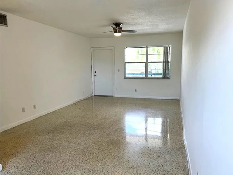 270 NE 40th St #26 — Photo 3