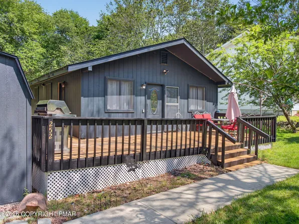 5671 Pembrook Dr, Tobyhanna, PA 18466