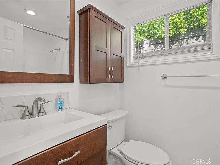 286 E 19th St #B — Photo 11