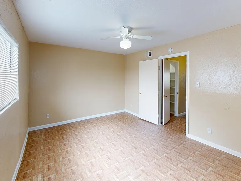 Creekwood Apartments — Photo 38