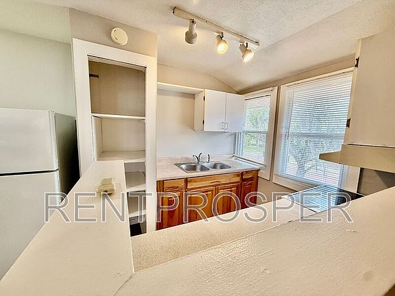 4th image of 728 Arlington St #C