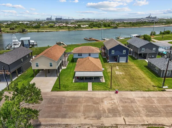 614 W 1st St, Freeport, TX 77541