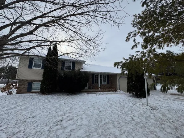 W6875 Hummock Dr, Greenville, WI 54942