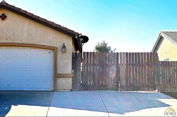 9415 Sleepy Hollow Ln — Photo 2