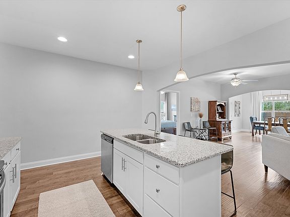 5th image of 562 Oakvale Ln