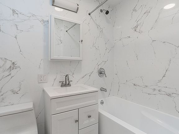 5th image of 608 Cathedral Pkwy Unit Penthouse 3