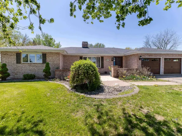 16428 Country Club Dr, Peosta, IA 52068