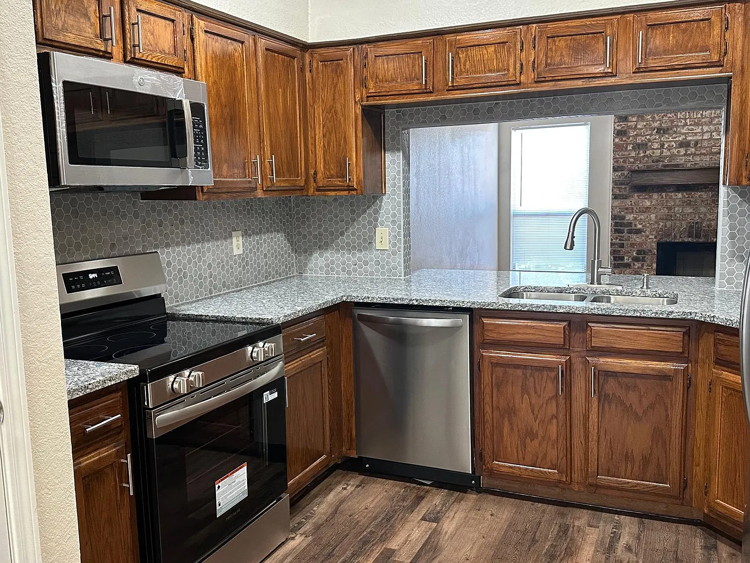 3 bed, 1376 sqft, $2,300 — Photo 2