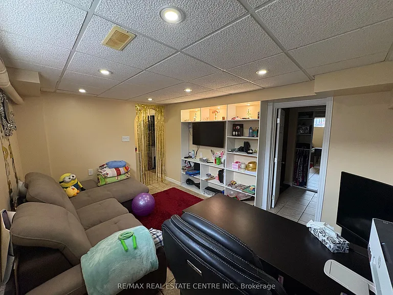 2 Sophia Cres — Photo 18