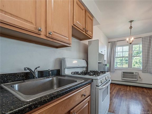 4th image of 8 Colonial Rd APT 4