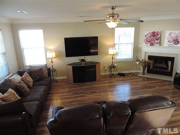 5th image of 210 Cloverdale Dr