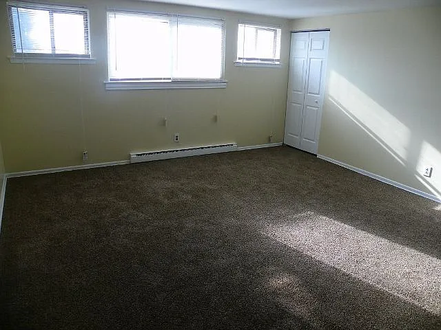 Willow Gardens Apartments — Photo 8