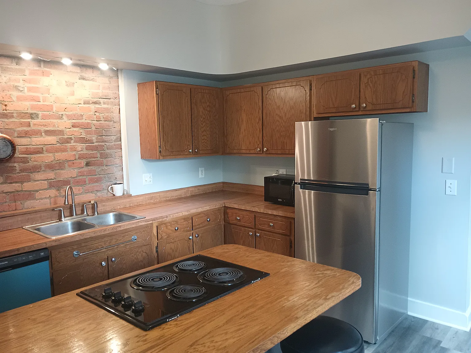 2 bed, 2.5 bath, 1950 sqft, $2,450 — Photo 4
