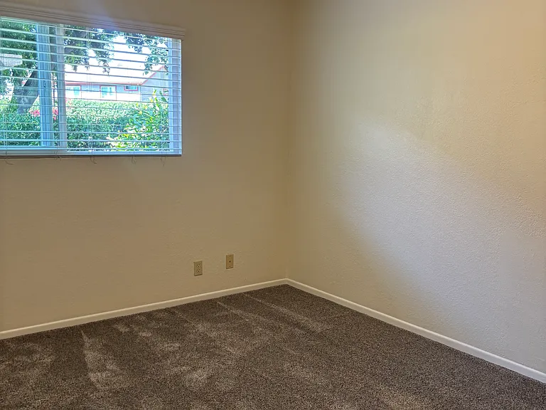 Rowland Park Apartments — Photo 6