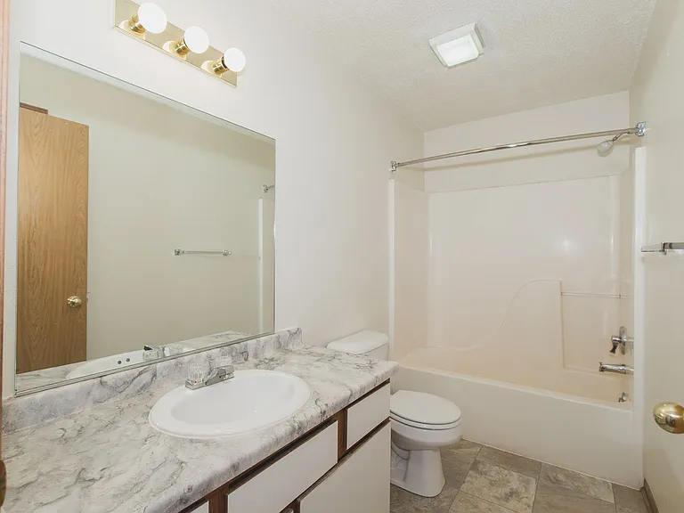 Fox Valley Meadows Apartments — Photo 7