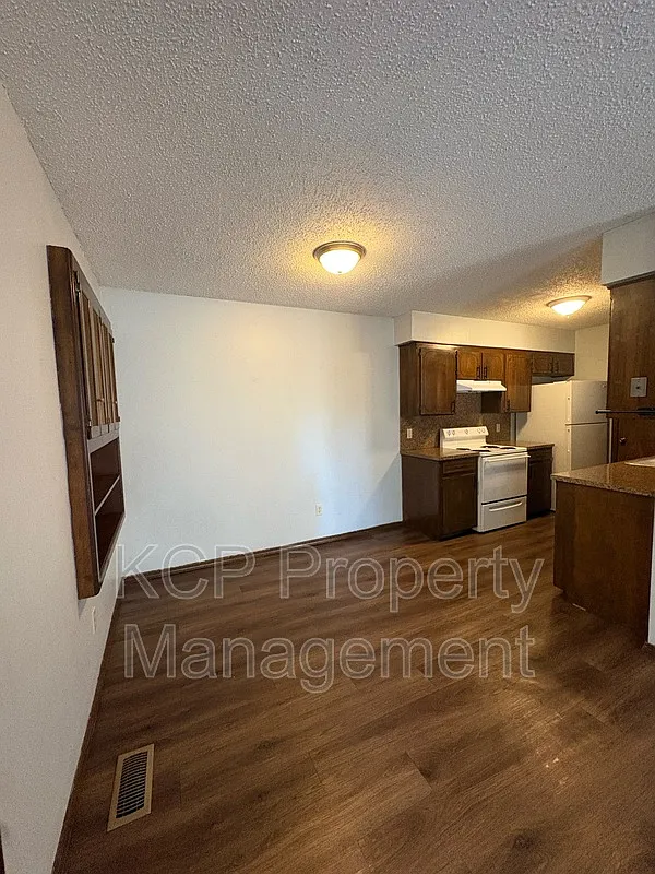 3 bed, 2.0 bath, 1432 sqft, $1,200 — Photo 4