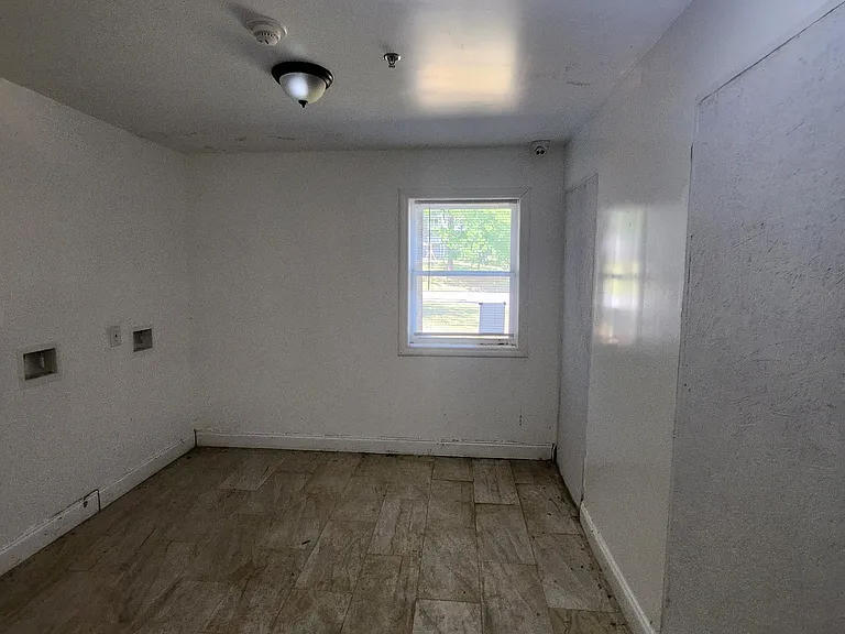 Creekside Apartments — Photo 1