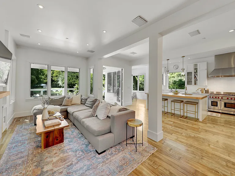 18 Redwood Dr — Photo 4