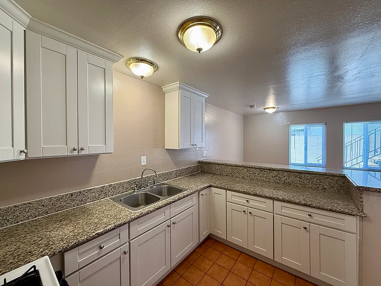 1134 W Stoneridge Ct #D — Photo 7