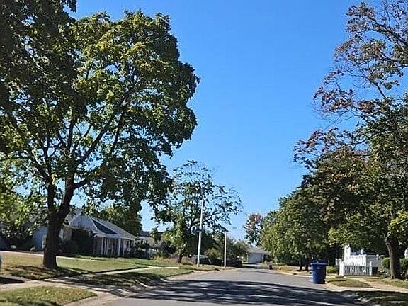 4th image of 33 Trescott Ln