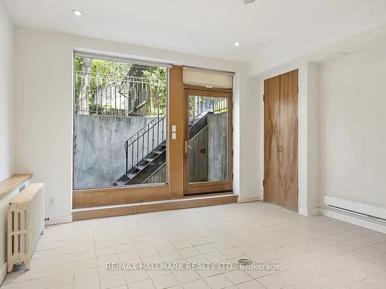 321 Palmerston Blvd #B — Photo 2