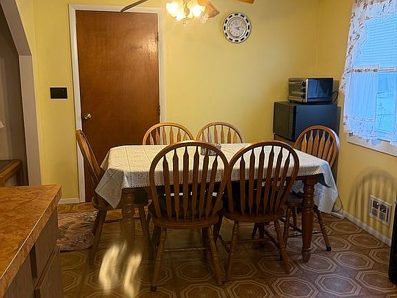 4th image of 1693 Drake Rd