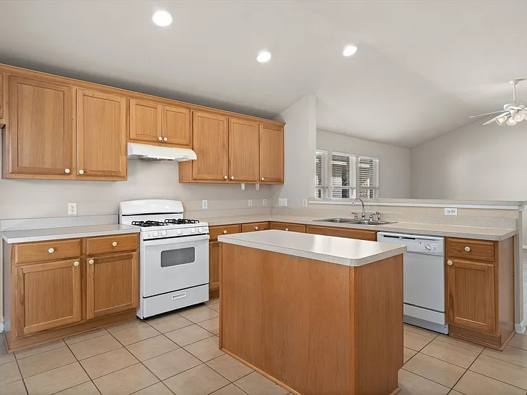 1322 Tumbling River Dr — Photo 8