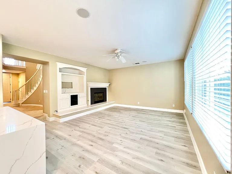 1578 Glencrest Dr — Photo 10