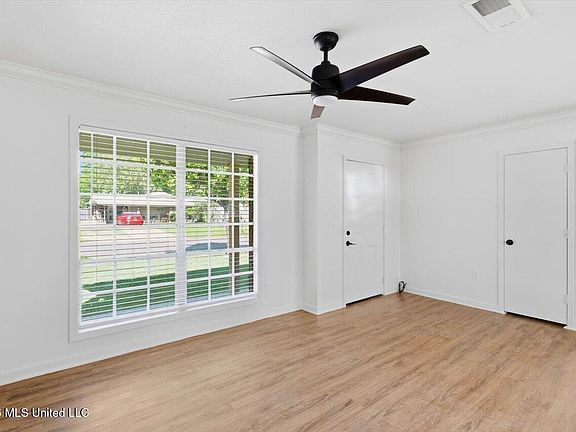 5th image of 520 Marilyn Dr