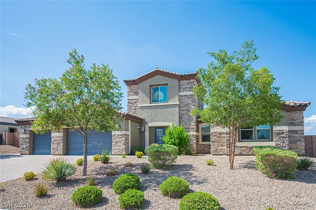 6 bed, 5.0 bath, 5085 sqft, $10,000 — Photo 1