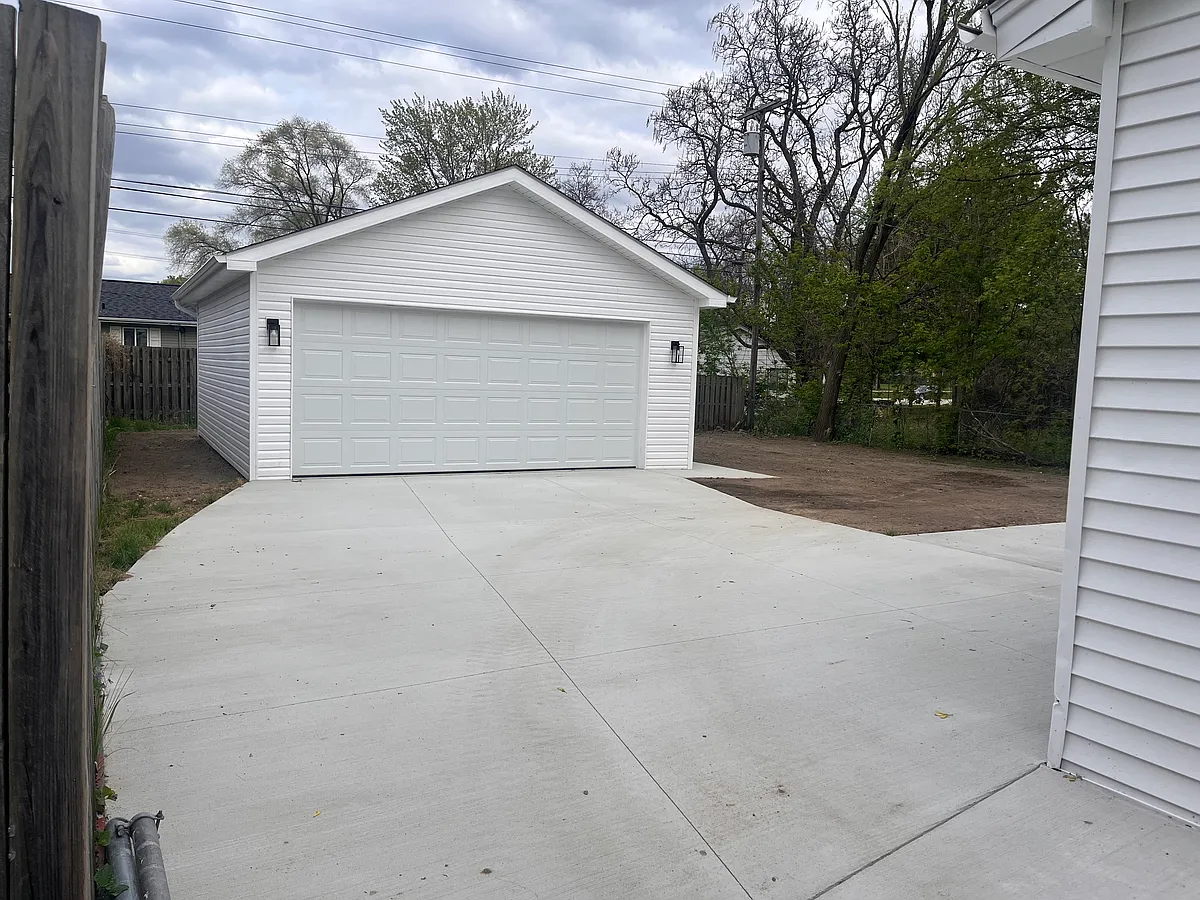 Building Photo - 3263 Hessel Ave
