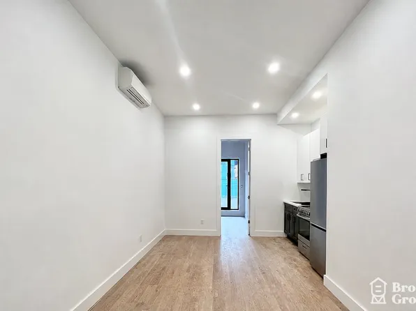 435 Dekalb Avenue image 1 of 7