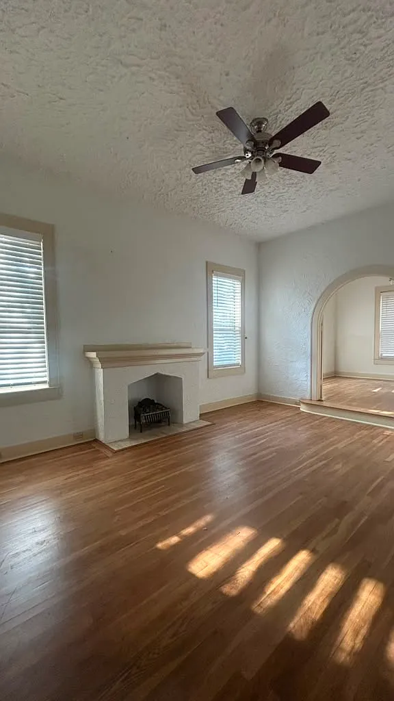 3 bed, 2.5 bath, 2495 sqft, $2,000 — Photo 2