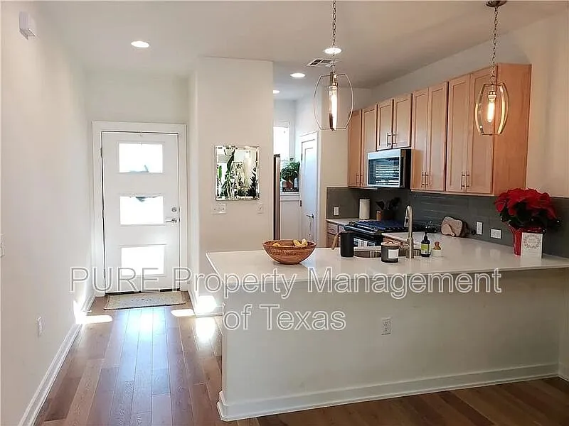 3 bed, 2.5 bath, 1726 sqft, $2,300 — Photo 2