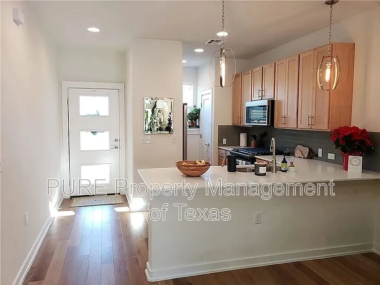 6800 Menchaca Rd #4 — Photo 2